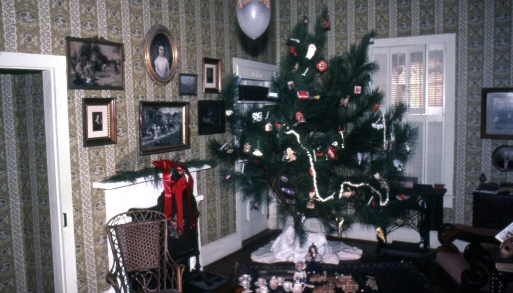 Joyner House - Christmas - 12-1981 02