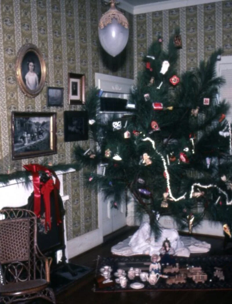 Joyner House - Christmas - 12-1981 02